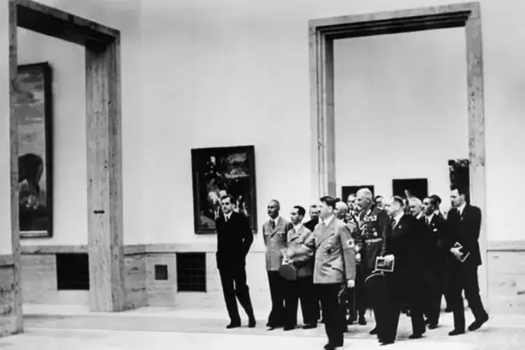 Adolf Hitler mit Gefolge in der Großen Deutschen Kunstausstellung.
