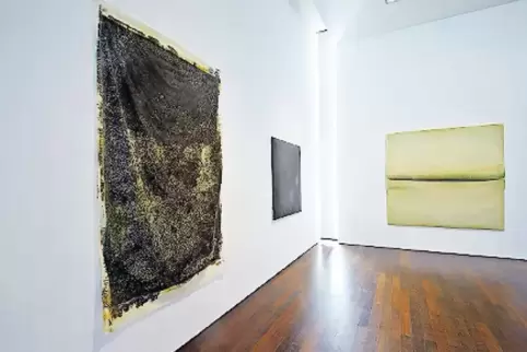 Blick in die Ausstellung mit Gotthard Graubners sogenannten Farbraumkörpern.