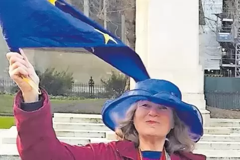 Der blaue Hut ist ihr Markenzeichen: Magdalena Williams bei einer Demo in London.