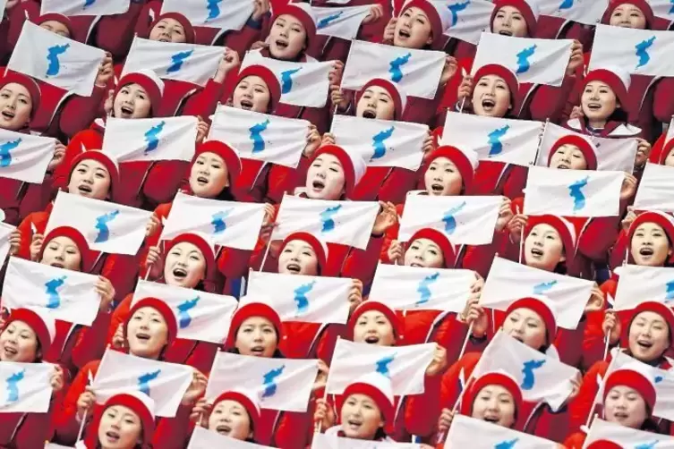 Nordkoreanische Fans bejubeln im südkoreanischen Gangneung ihre Sportler. Zumindest auf den Fahnen ist die Halbinsel wieder vere