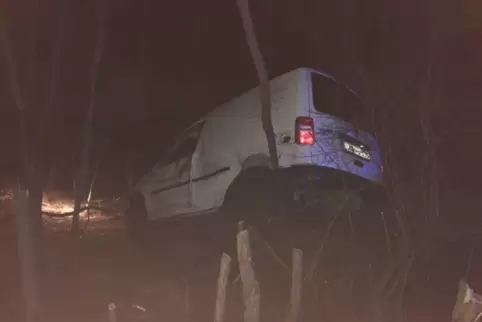 Der Abschleppdienst hatte viel Arbeit, das verkeilte Auto aus dem Wald zu befreien.  Foto: POLIZEI