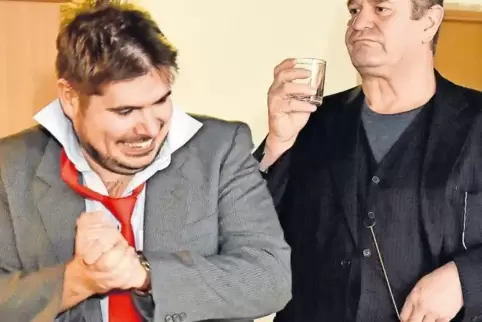 Dem Chef (Benno Schmidt, rechts) schmeckt der Lebenswandel von Mitarbeiter Jim (Daniel Fuchs) überhaupt nicht.