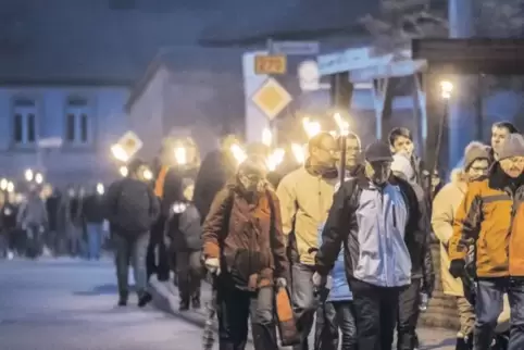Erst strebte ein langer Fackelzug durchs Dorf dem Oberberg zu ...