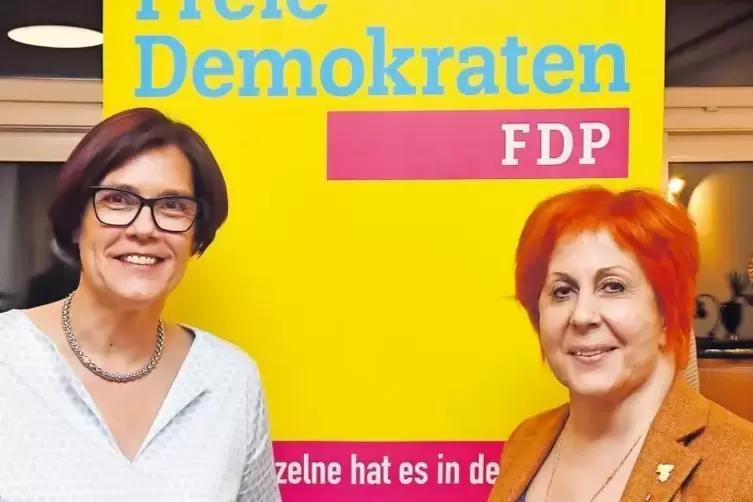 Wechsel an der Spitze des FDP-Kreisverbands: die neue Kreisvorsitzende Petra Dick-Walther (links) und ihre Vorgängerin Heidi Lan