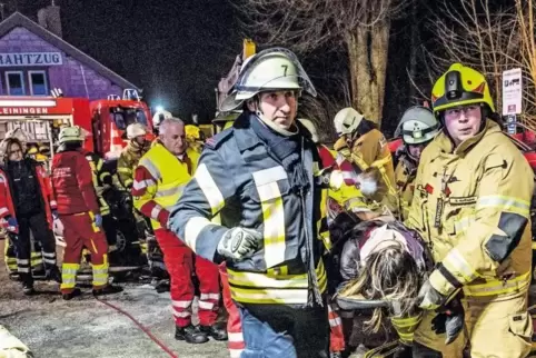 Großübung der Rettungsdienste im Leiningerland: Bei einer simulierten Massenkarambolage wurden die Personenrettung und die Zusam