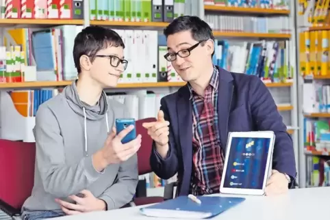 Schüler Paul Steinel und Lehrer Simon Terber entwickeln neue Ideen für die Nutzung der Schul-App.