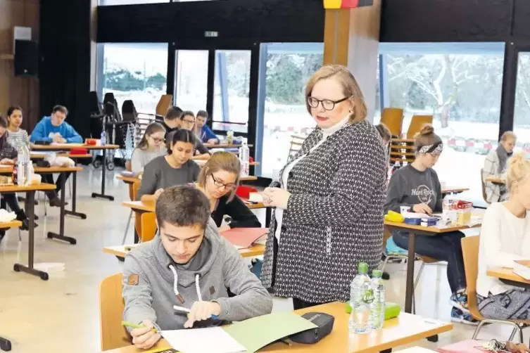 Oberstudiendirektorin Cornelia Diehl mit Abiturienten im Jahr 2017: Die Leiterin des Leininger-Gymnasiums empfiehlt jungen Leute