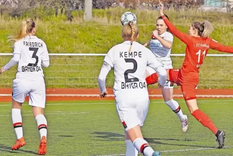 Kurz nach Ihrer Einwechslung hatte Hanna Behrend vom FFC Niederkirchen (in rot) gleich drei Abwehrspielerinnen von Bayer 04 Leve