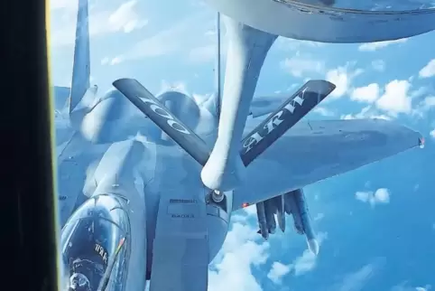 Insgesamt besitzen die USA nach eigenen Angaben 400 Tankflieger des Typs KC 135. Die können, wie hier auf dem Foto, eine F 15 in