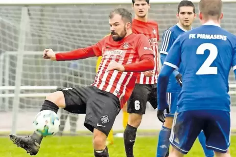 Nach acht Heimsiegen in Folge gab der FC Arminia Ludwigshafen gegen den FK Pirmasens II erstmals Punkte ab. Im Bild: Chris Böche