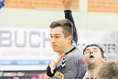 War im Heimspiel gegen die SG Saulheim fünfmal erfolgreich: SV-Rückraumspieler Lukas Majbik (mit Ball).