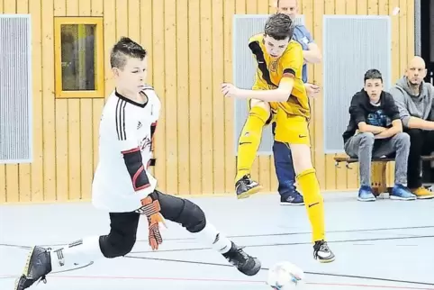 Der ging nicht rein: Der Ixheimer D-Jugendliche Alex Styben (rechts) versucht im Finale der Futsal-Kreismeisterschaft vergeblich