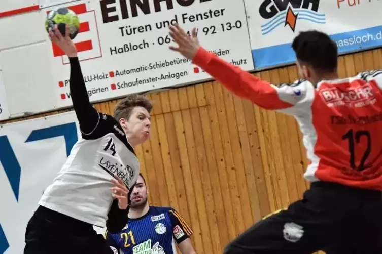 Im Duell mit dem Keeper: (links) Alexander Schulze (TuS Dansenberg) beim Wurf auf das Tor von Daniel Schlingmann (TSG Haßloch). 