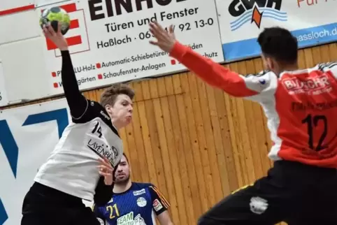 Im Duell mit dem Keeper: (links) Alexander Schulze (TuS Dansenberg) beim Wurf auf das Tor von Daniel Schlingmann (TSG Haßloch). 