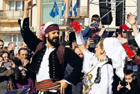 Mit Folklore-Tänzen feierten die Kosovoserben die zehnjährige Unabhängigkeit von Serbien.