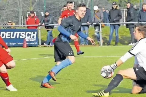 Chance vertan: Eric Häußler vom FC Speyer (dunkles Trikot) scheitert an Bingens Torwart Kay Schotte.