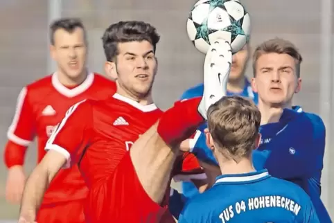„Fußspitzengefühl“: Winnweilers Ali Jito (vorne in Rot) mit artistischer Ballbehandlung.