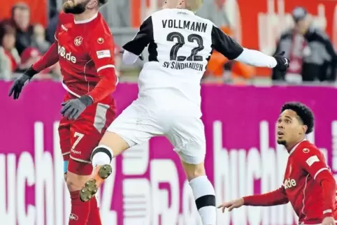 Kampf, Kampf, Kampf: die Lauterer Phillipp Mwene (rechts), Brandon Borrello (links) und der Sandhausener Korbinian Vollmann.