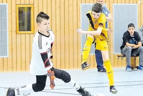 Vorbei! Alex Styben vom SV Ixheim kann in dieser Finalszene FKP-Torhüter David Mutter nicht überwinden.
