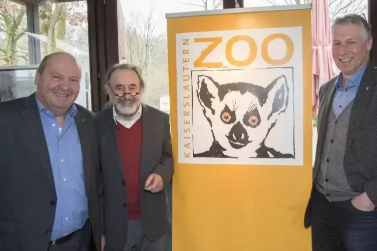 Lüfteten den Vorhang und enthüllten das neue Logo des Tierparks: Matthias Schmitt, Paul Peter Götz und Peter Kiefer (von links).