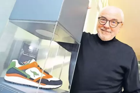 Das Känguru in Jägermeister-Farben: Mit diesem Sneaker hat Schuhproduzent Bernd Hummel ein Millionen-Publikum im Internet erreic