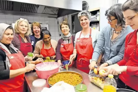 Das Integrations-Kochen war ein fröhliches Gewusel. Mit dabei: die Landfrauen Evi Ester (Zweite von links) und Petra Seitz (Drit