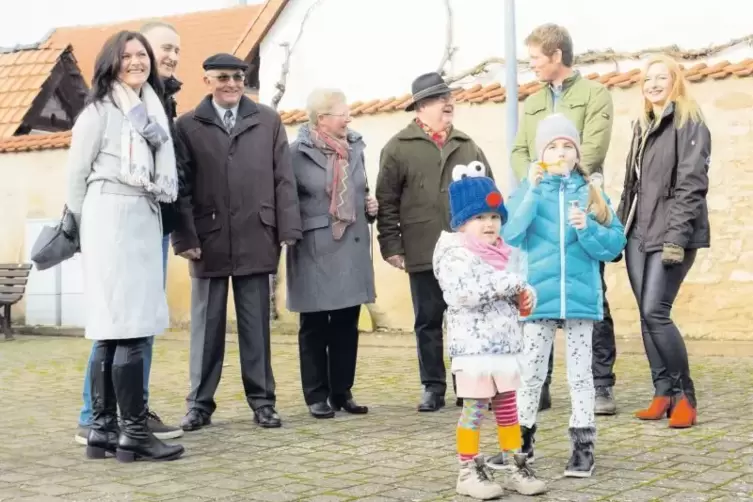 Das Leben im Dorf gefällt den Neubürgern von Bissersheim: Hier auf dem Dorfplatz Familie Grzegorz und Katarzyna Argasinski (link