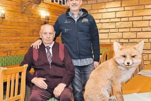 Die Herzen von Inhaber Uli Knecht (rechts) und Vater Egon hängen an der Wallberghütte.