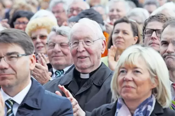 Friedrich Wetter wie er leibt und lebt – gut gelaunt inmitten von Menschen. Das Foto zeigt den Kardinal bei der Eröffnung der La