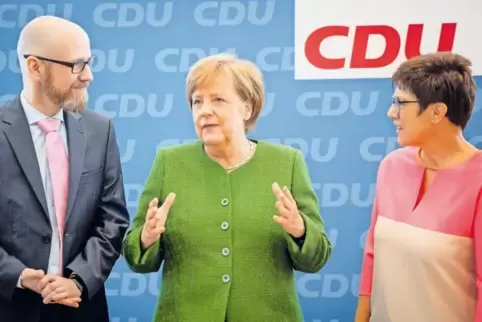 Vergangenheit und Zukunft: Zu Beginn der gestrigen CDU-Vorstandssitzung stehen Bundeskanzlerin Angela Merkel (Mitte), Annegret K