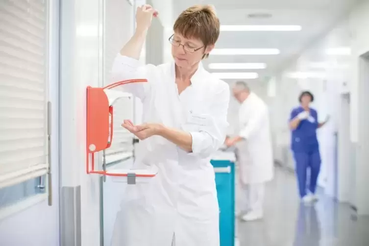 Chefärztin im Sankt-Vincentius-Krankenhaus in Speyer, Dr. Cornelia Leszinski, demonstriert, wie wichtig Hygiene im Krankenhaus i