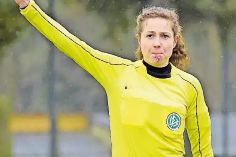 Ehrgeizig im Studium und als Schiedsrichterin auf dem Fußballplatz: Katharina Menke.