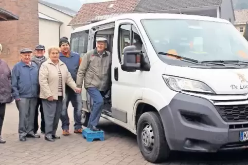 Mobil, auch ohne eigenes Auto: In Linden übernimmt Mike Stöber (Zweiter von rechts) den Fahrdienst mit dem Bürgerbus „De Linneme
