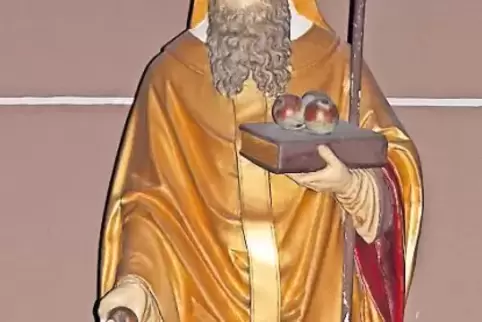Tut Gutes: Der Heilige Nikolaus, hier eine Statue aus Ramstein, wird oft mit Kindern in einem Fass, die er gerettet hat, dargest