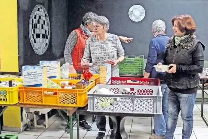 Ohne Helfer geht es nicht: Mehr als 20 Ehrenamtliche kümmern sich jeden Dienstag um die Ausgabe.