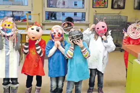 Lustige Masken aus Pappmaché sind nur eine Bastelarbeit, die die Kinder der offenen Werkstatt hergestellt haben.