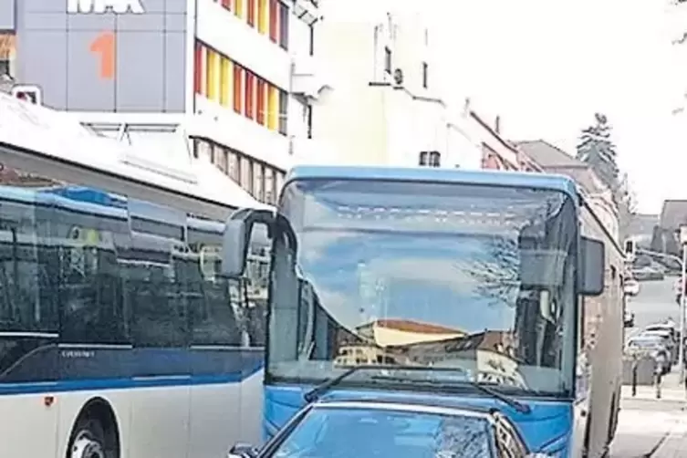 Der Busfahrer war nicht begeistert: eilig startender Mercedes in der Busspur vor der Metzgerei Grim.