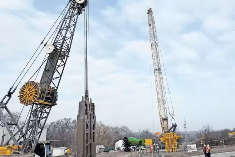 Die Landesstra&szlig;e 527 wird gerade vom 120 Tonnen schweren Bagger mit Schlitzwandgreifer durchschnitten.