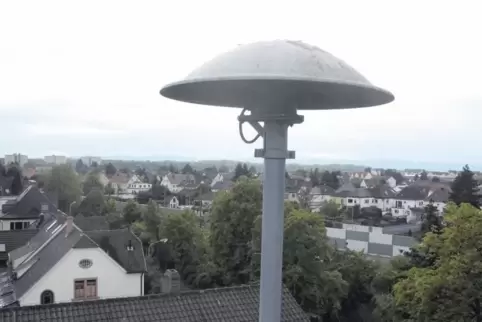 15 000 Euro kostet es laut Wehrleiter Harald Borne, eine alte Sirene, hier eine in Limburgerhof bei Ludwigshafen, auf den neuest