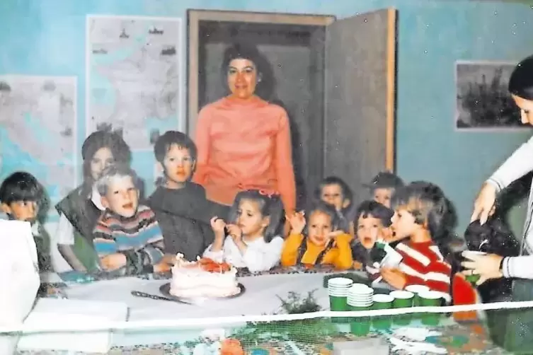 „Nanny Liesel“ im rosafarbenen Oberteil Mitte der 1970er Jahre im Kreise ihrer Schützlinge. Karen, damals drei Jahre alt, ist au