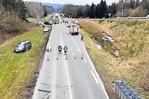 Die L363 musste wegen der Kollision am Montag komplett gesperrt werden.
