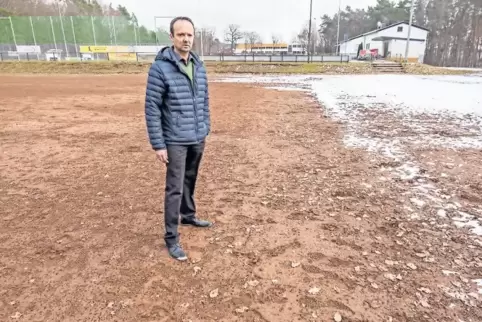 „Eine kostspielige Angelegenheit“ ist die Sanierung des Sandplatzes, so Dirk Zepp.