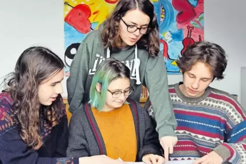Diskutieren über Pläne für ein mögliches Jugendzentrum (von links): Maximilian Müller, Fynn Bastein, Farina Becker und Leon Well