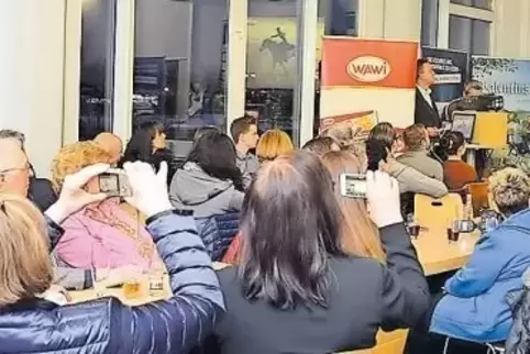 Film vom Film: Im Publikum filmten einige die Sportler-Videos auf der Leinwand.