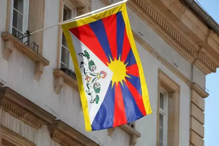 Die Tibetflagge war zuletzt 2015 am Rathaus zu sehen.  Archivfoto: Iversen