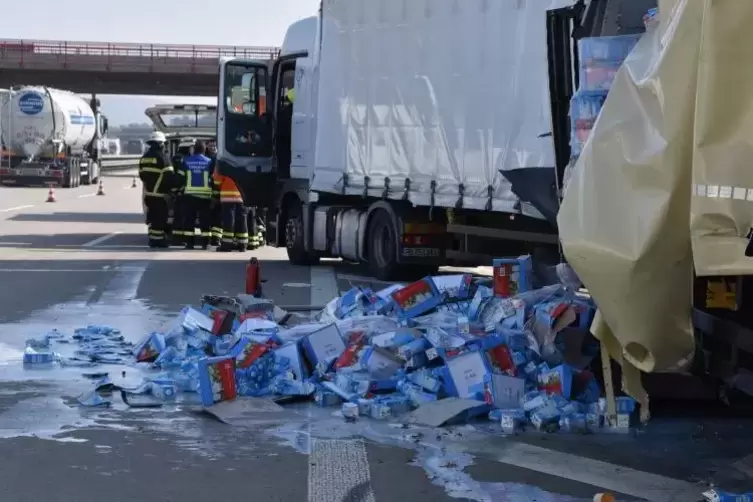 Einer der am Unfall beteiligten Lastwagen hatte Milch-Packungen geladen. Foto: Priebe