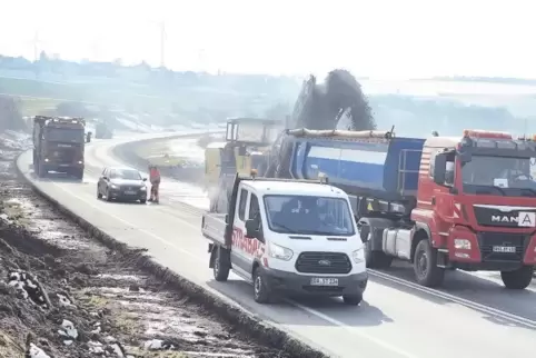 Auf der A 62 bei Weselberg (im Hintergrund zu sehen) laufen derzeit die Fräsarbeiten.