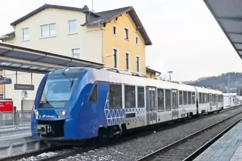 Der im Dezember 2016 eingeführte Regional-Express von Kaiserslautern über Rockenhausen (Foto) nach Koblenz fährt auf einer Strec