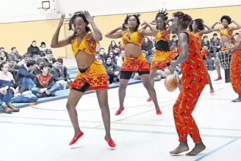 Die jungen Künstler des Hope Theater Nairobi brachten nicht nur Farbe, sondern auch gute Stimmung an die BBS. Zwischendurch mitt