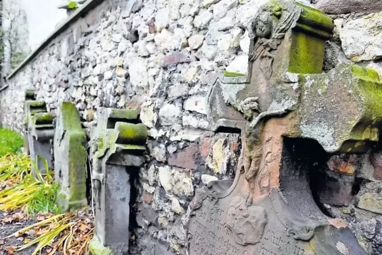 Fünf Grabsteine und ein Epitaph an der Beindersheimer Kirchhofsmauer sollen bald einen anderen, sicheren Standort bekommen.